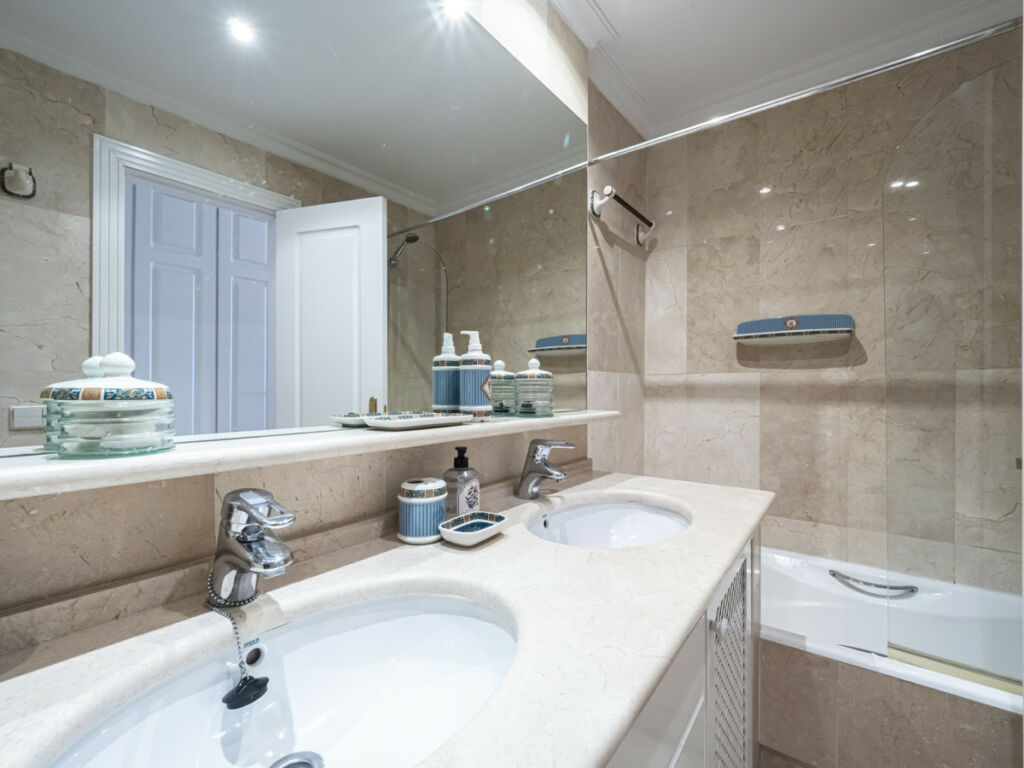 Middle Floor Apartment Puerto Banús Málaga - image 16