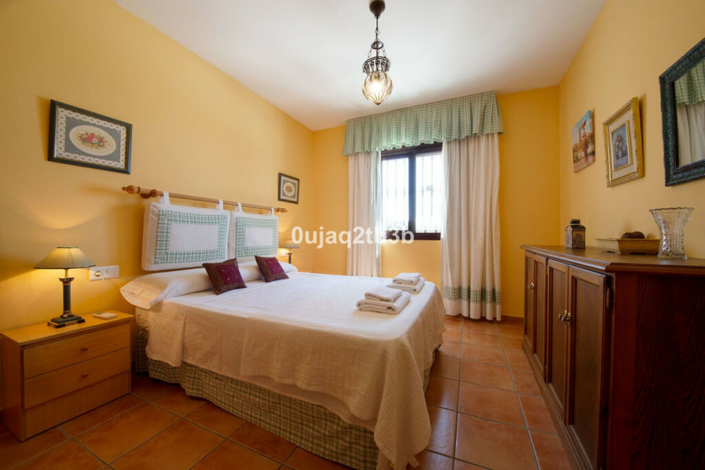 Detached Villa Estepona Málaga - image 16