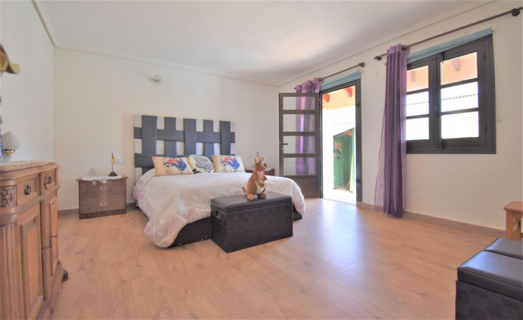 Detached Villa Villamartin Alicante - image 16