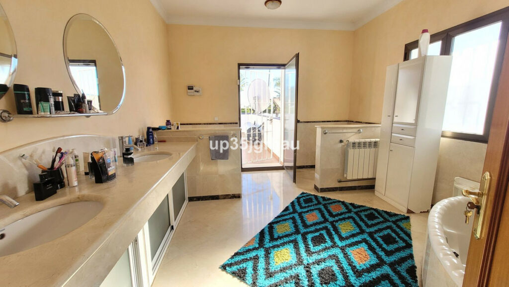 Detached Villa Bel Air Málaga - image 17