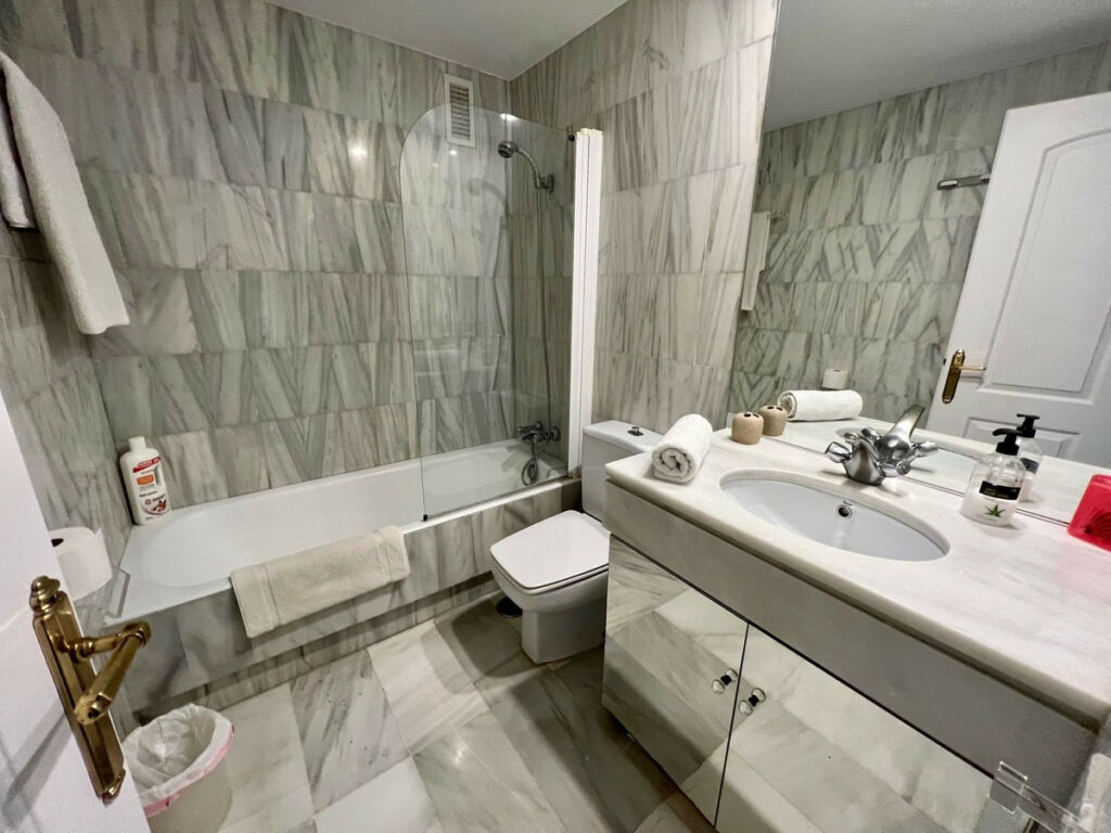 Middle Floor Apartment Estepona Málaga - image 17