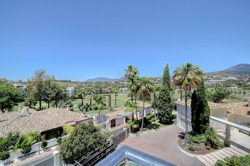 Detached Villa Nueva Andalucía Málaga - image 17