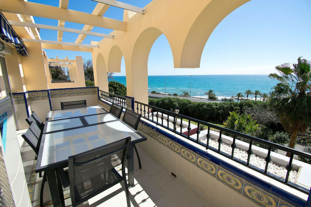 Middle Floor Apartment Torrenueva Málaga - image 2