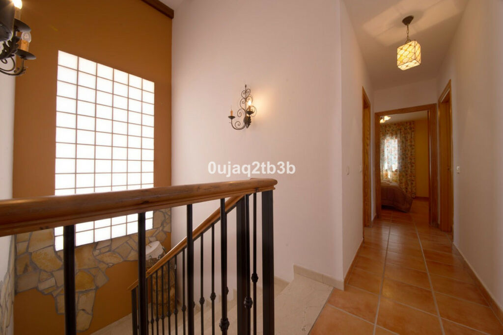 Detached Villa Estepona Málaga - image 18