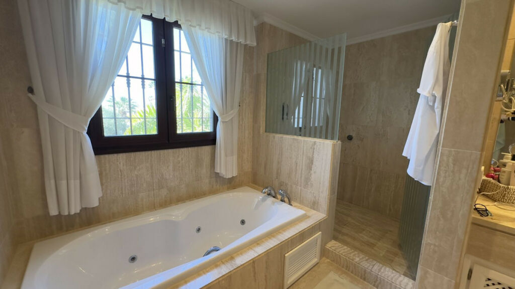 Detached Villa Las Chapas Málaga - image 18