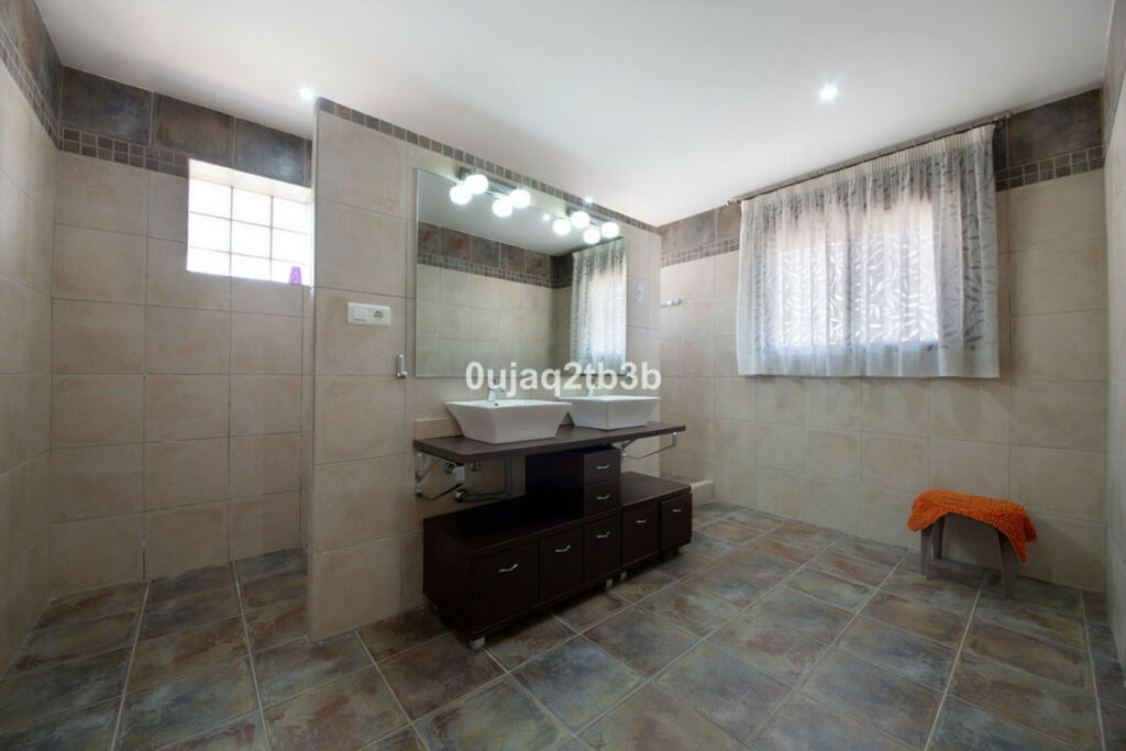 Detached Villa Estepona Málaga - image 19