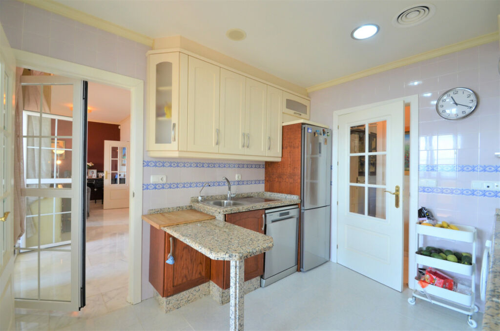 Middle Floor Apartment La Duquesa Málaga - image 19