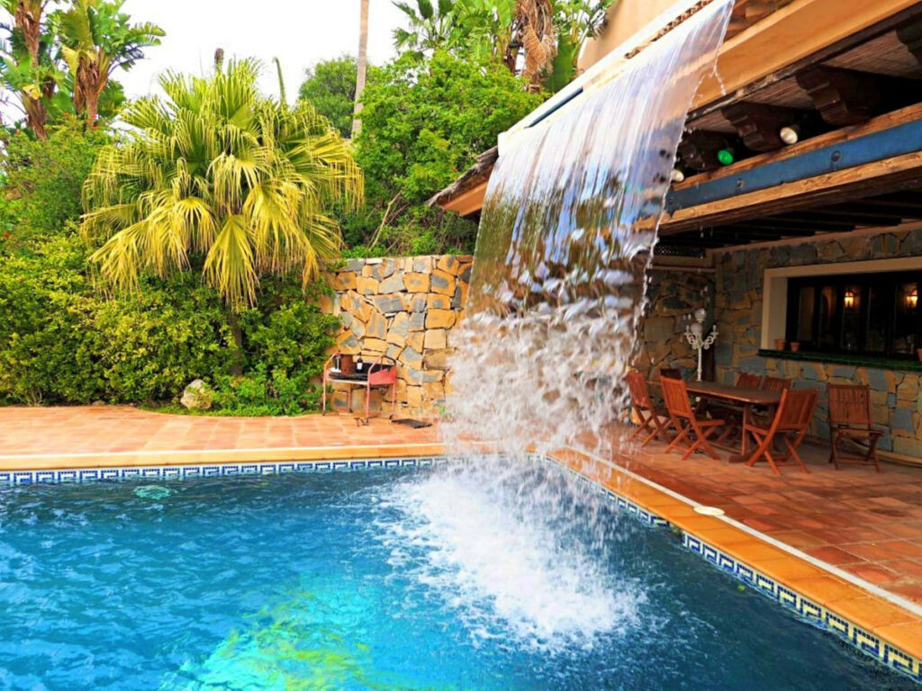 Detached Villa Estepona Málaga - image 2