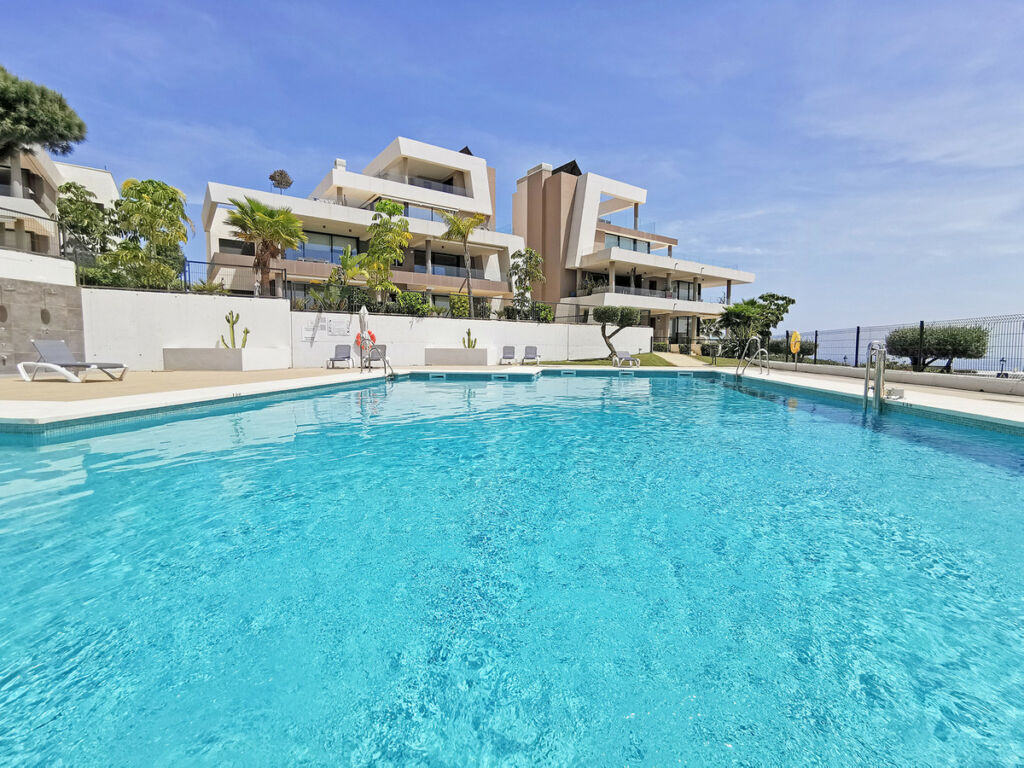 Middle Floor Apartment Cabopino Málaga - image 2