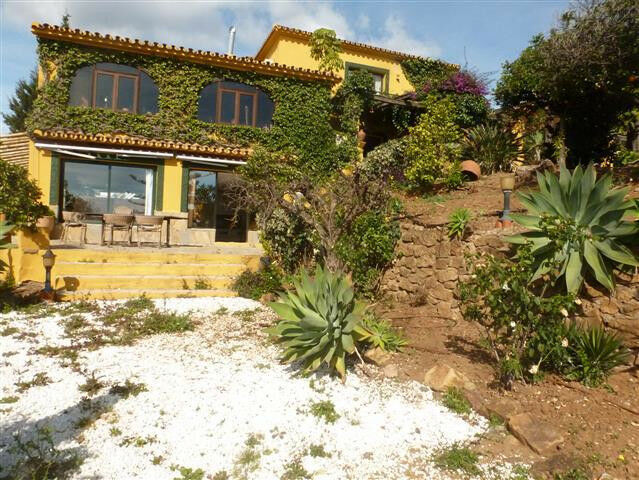 Detached Villa Estepona Málaga - image 2