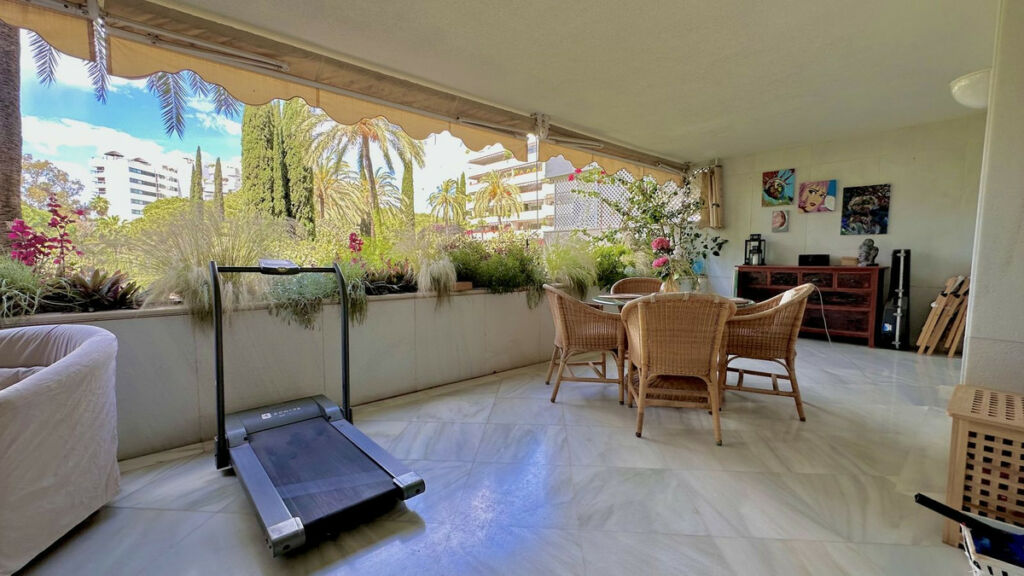 Middle Floor Apartment The Golden Mile Málaga - image 2