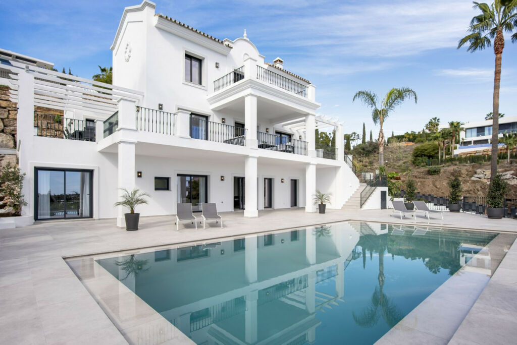 Detached Villa Los Flamingos Málaga - image 2