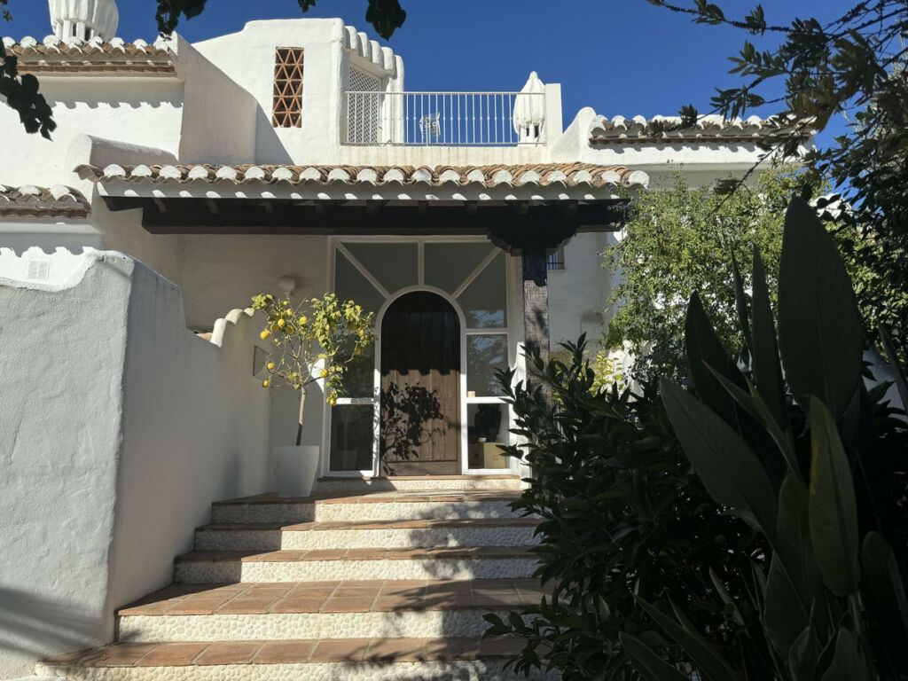 Detached Villa Bahía de Marbella Málaga - image 2