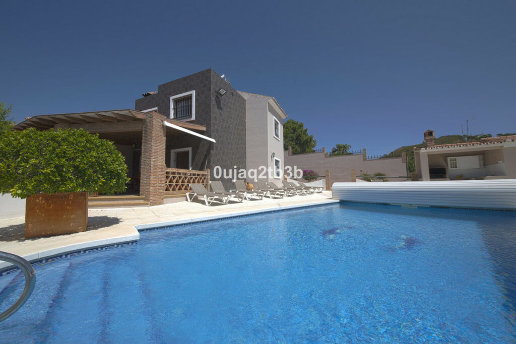 Detached Villa Estepona Málaga - image 2
