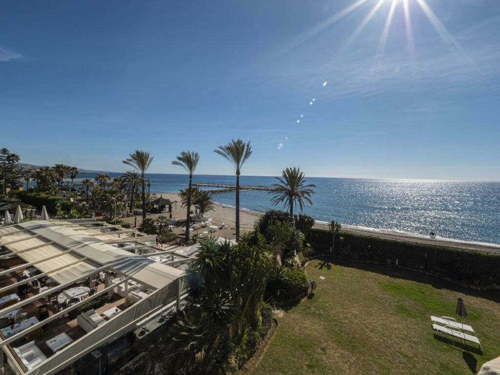 Middle Floor Apartment Puerto Banús Málaga - image 2