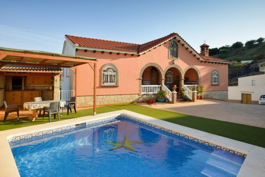 Detached Villa La Viñuela Málaga - image 2
