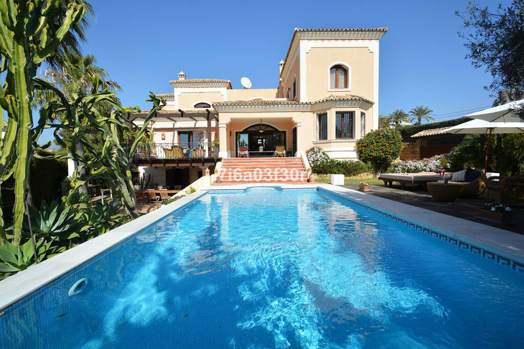 Detached Villa Nueva Andalucía Málaga