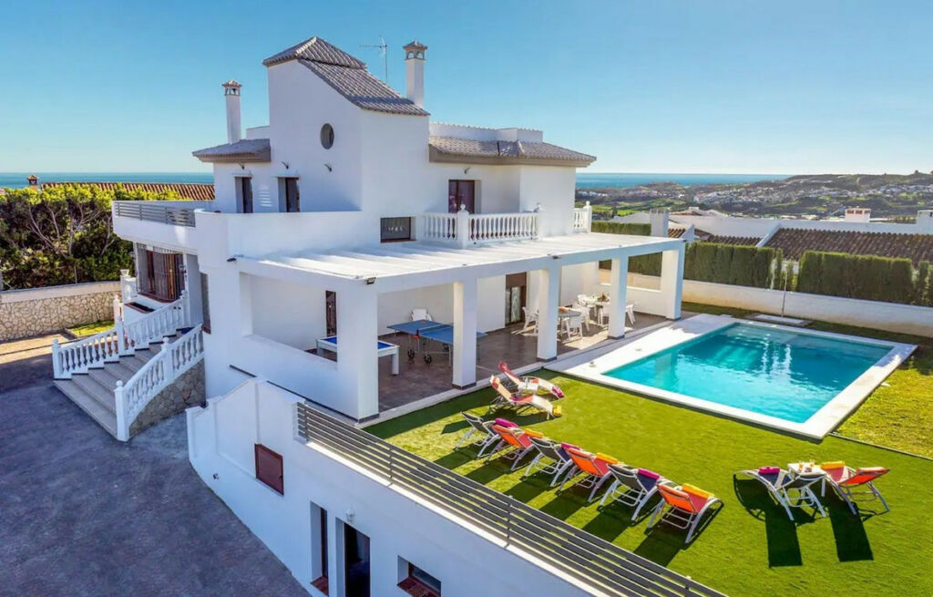 Detached Villa Sierrezuela Málaga - image 2