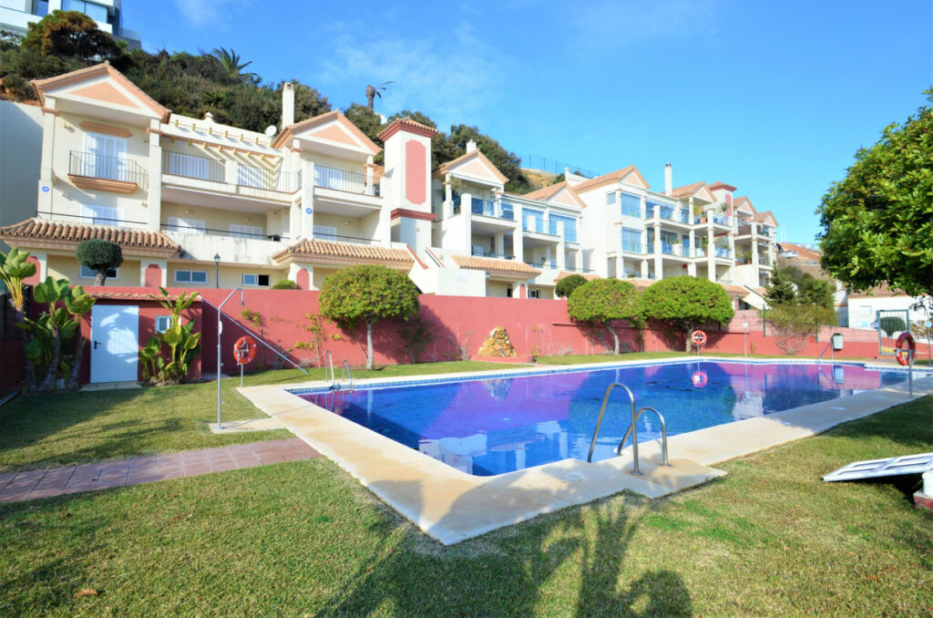 Middle Floor Apartment La Duquesa Málaga - image 2
