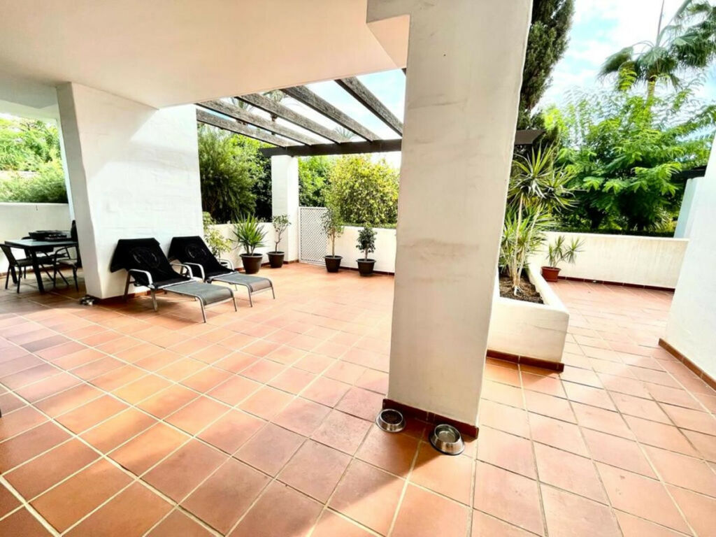 Ground Floor Apartment Estepona Málaga - image 2
