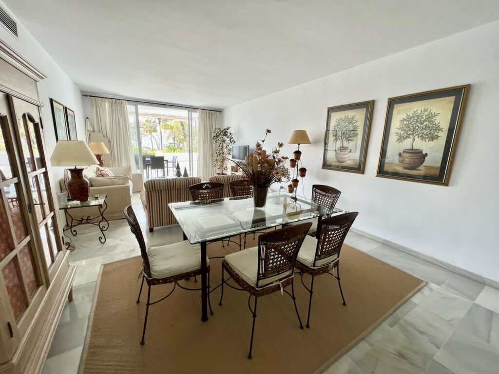 Middle Floor Apartment Estepona Málaga - image 2