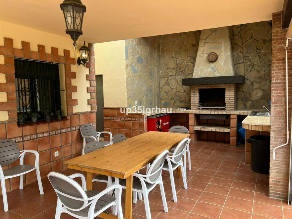 Detached Villa Estepona Málaga - image 2