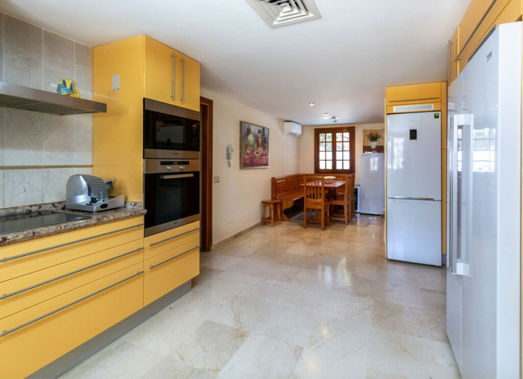 Detached Villa Sierra Blanca Málaga - image 2