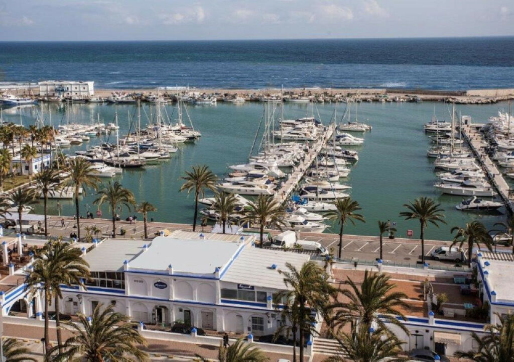 Middle Floor Apartment Estepona Málaga - image 2
