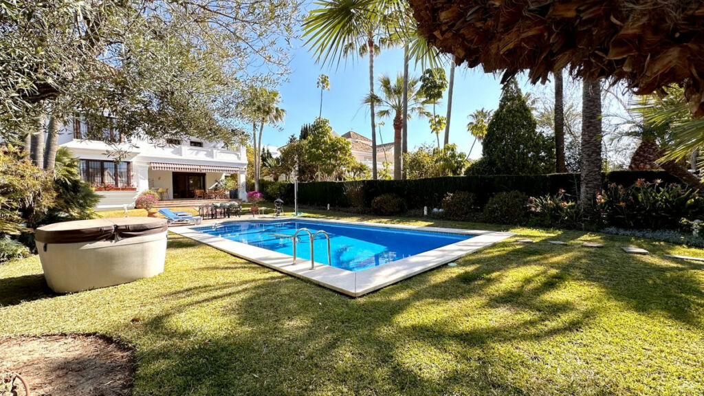 Detached Villa Las Chapas Málaga - image 2