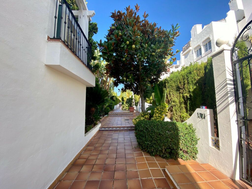 Middle Floor Apartment Nagüeles Málaga - image 24
