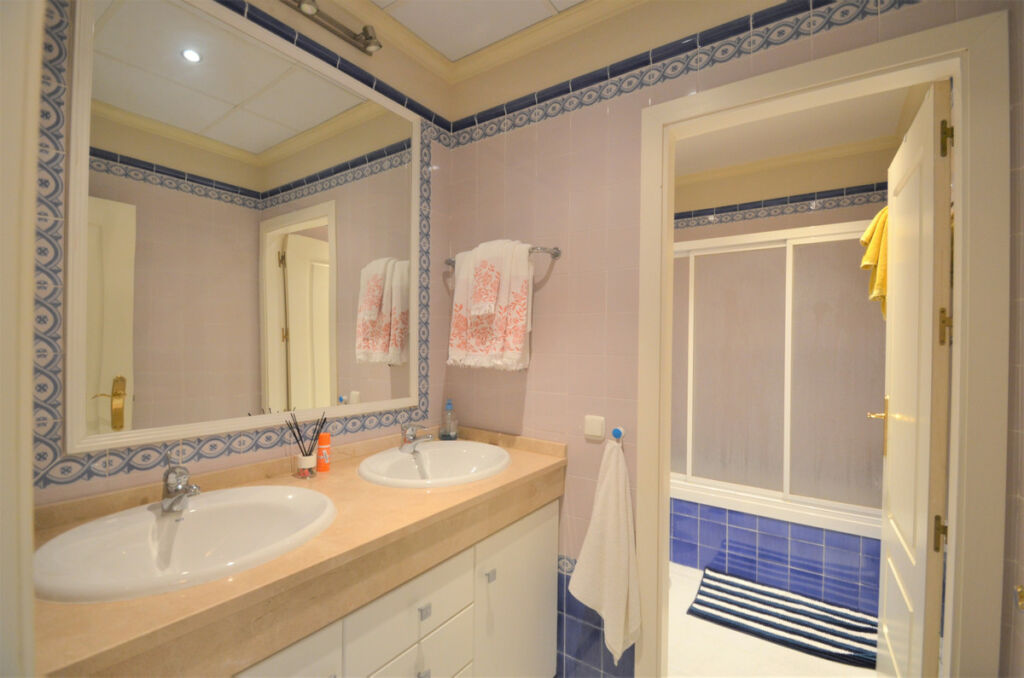 Middle Floor Apartment La Duquesa Málaga - image 28