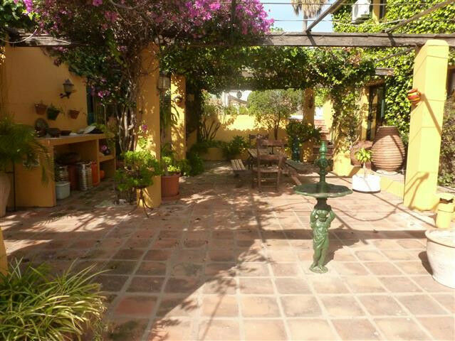 Detached Villa Estepona Málaga - image 3