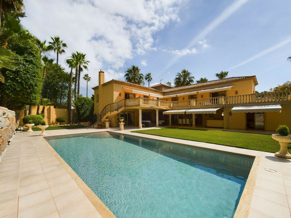 Detached Villa Nueva Andalucía Málaga - image 2