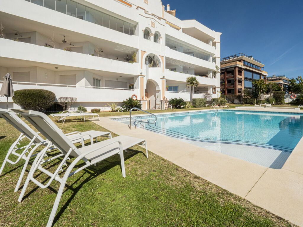 Middle Floor Apartment Puerto Banús Málaga - image 3