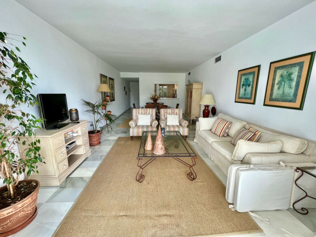Middle Floor Apartment Estepona Málaga - image 3