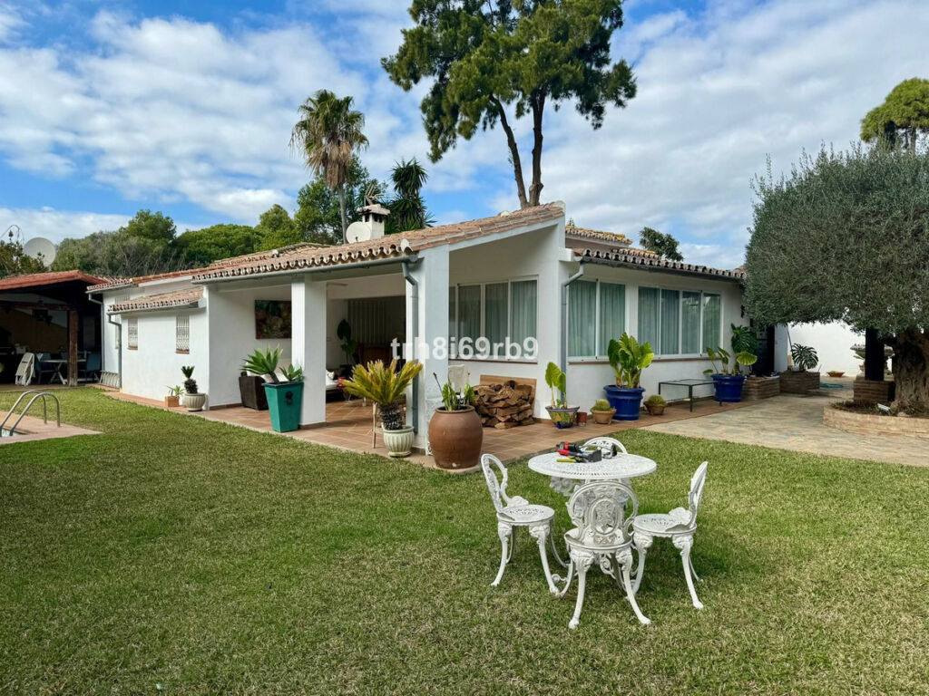 Detached Villa Atalaya Málaga - image 3