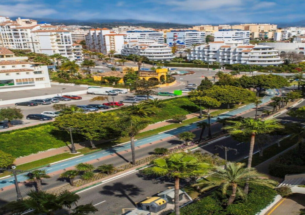 Middle Floor Apartment Estepona Málaga - image 3
