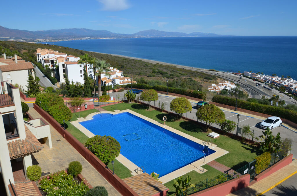 Middle Floor Apartment La Duquesa Málaga - image 3