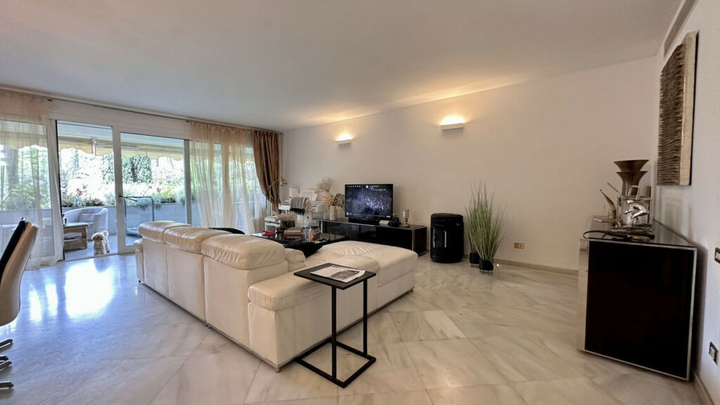 Middle Floor Apartment The Golden Mile Málaga - image 3