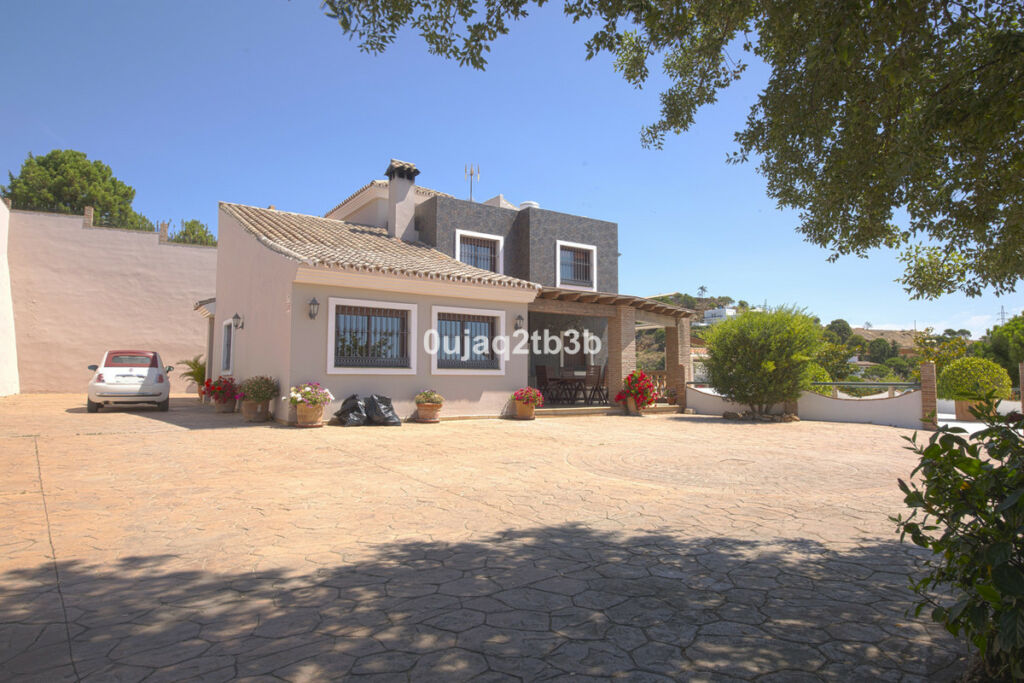 Detached Villa Estepona Málaga - image 3