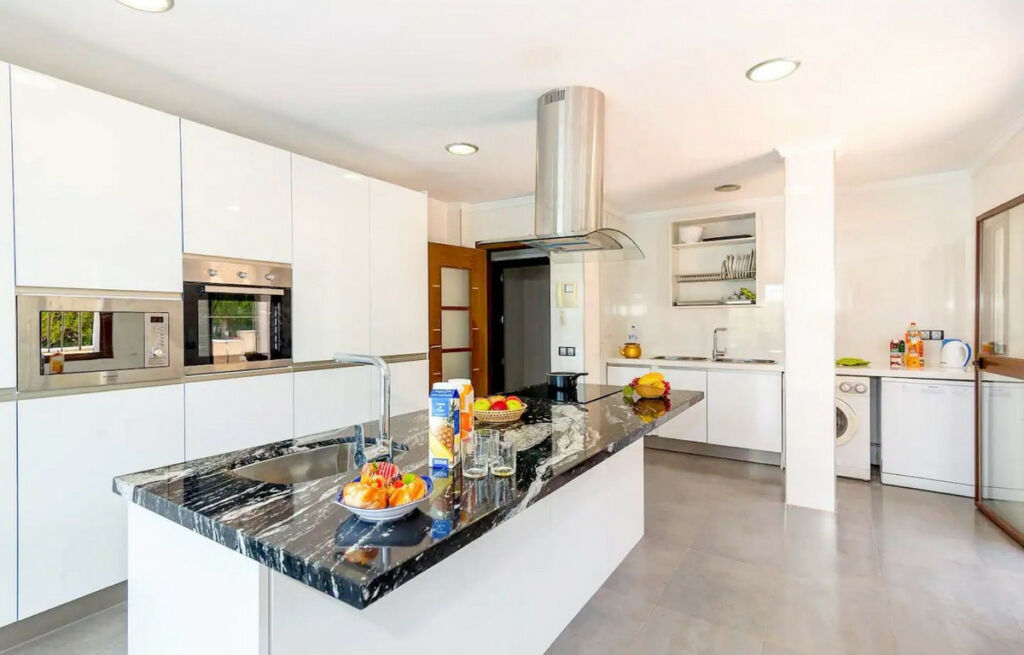 Detached Villa Sierrezuela Málaga - image 3