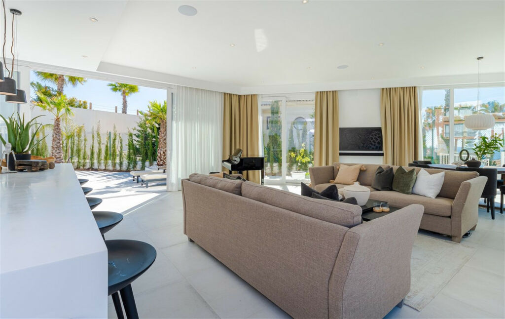 Detached Villa Riviera del Sol Málaga - image 3