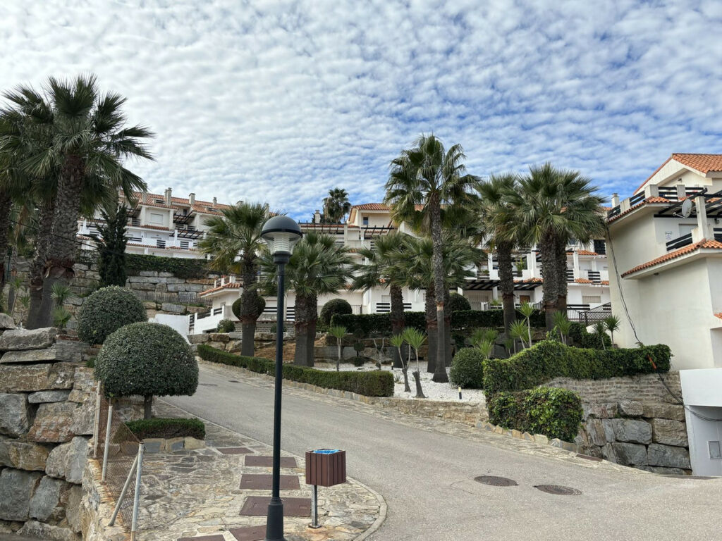 Middle Floor Apartment La Duquesa Málaga - image 3