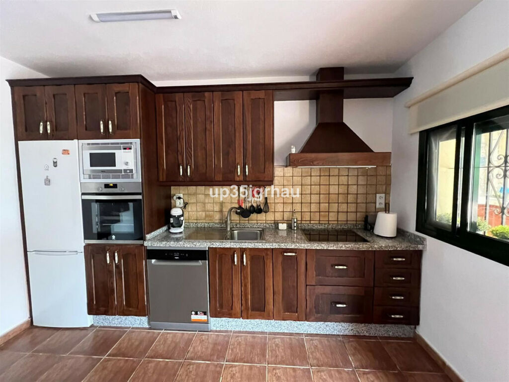 Detached Villa Estepona Málaga - image 3