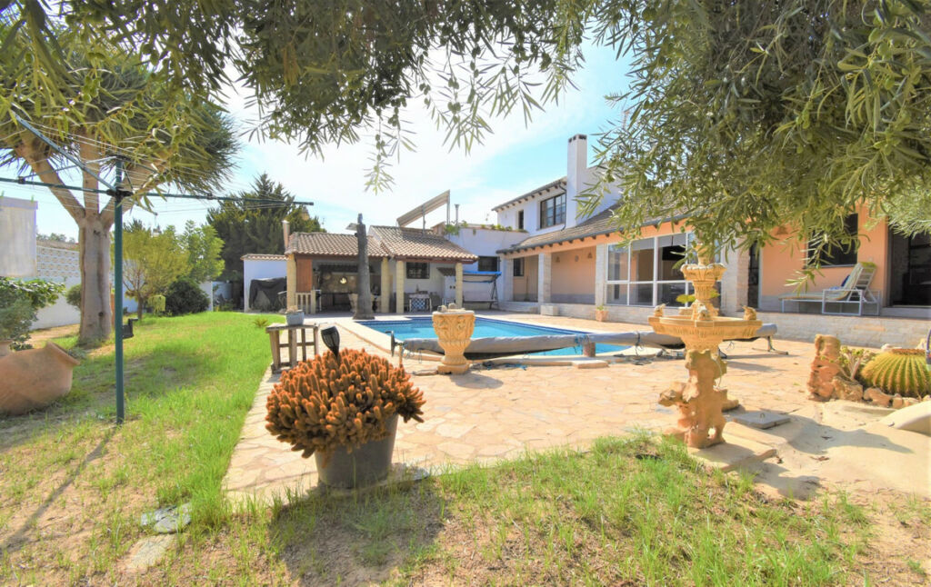 Detached Villa Villamartin Alicante - image 3