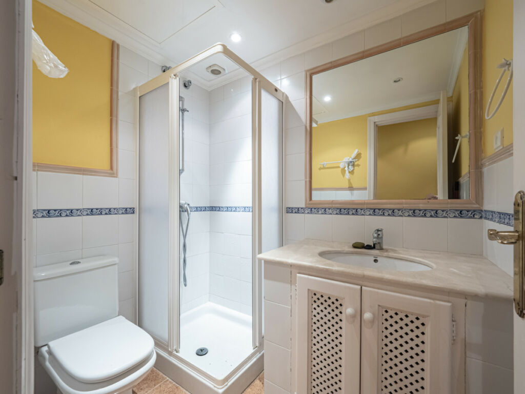 Middle Floor Apartment Puerto Banús Málaga - image 30