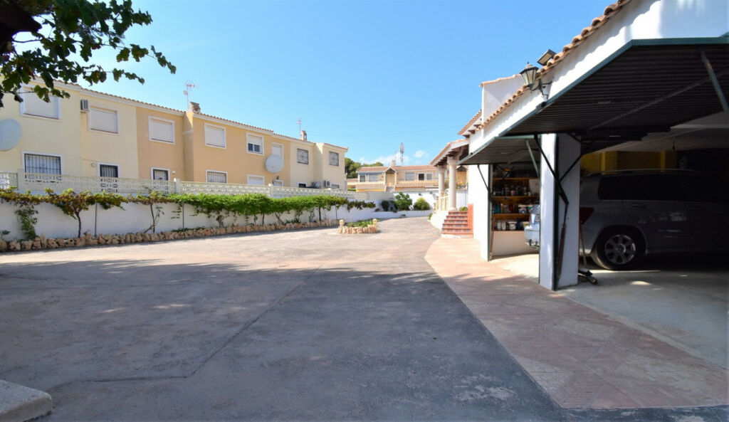 Detached Villa Villamartin Alicante - image 31