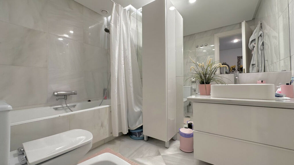 Middle Floor Apartment The Golden Mile Málaga - image 31