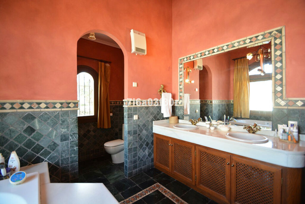 Detached Villa Nueva Andalucía Málaga - image 32