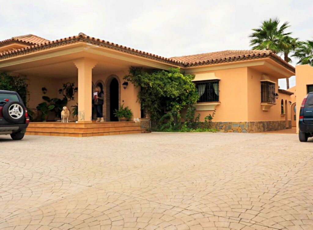 Detached Villa Estepona Málaga - image 34